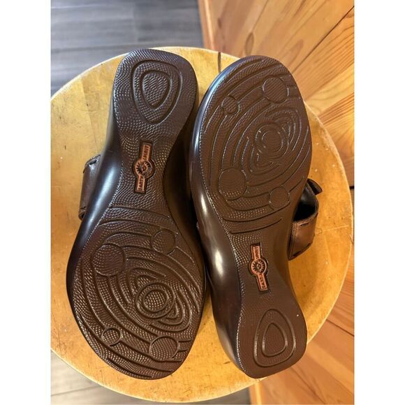 EARTH SPIRIT Women's Size 9 Gelron 2000 Sherwood Brown Leather Flower Sandals nw - Picture 8 of 9